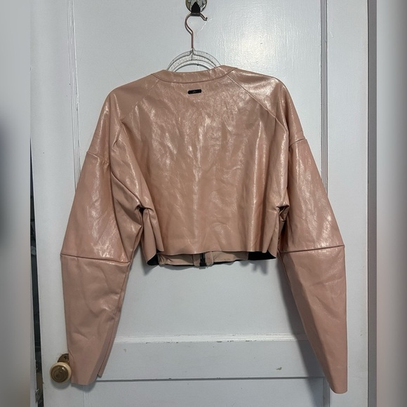 ALO YOGA Cropped Faux Patent Leather
Liquid Jacket in Nectar NEW $248 Size S - Picture 6 of 9